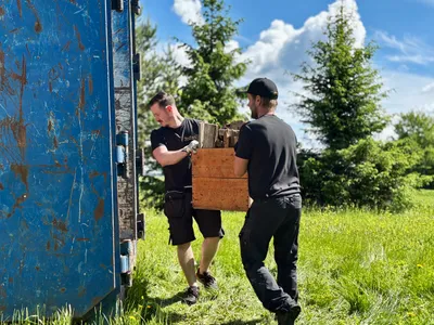 Professionell flyttfirma Östersund med flyttbil i Jämtländsk stadsmiljö med fjällutsikt
